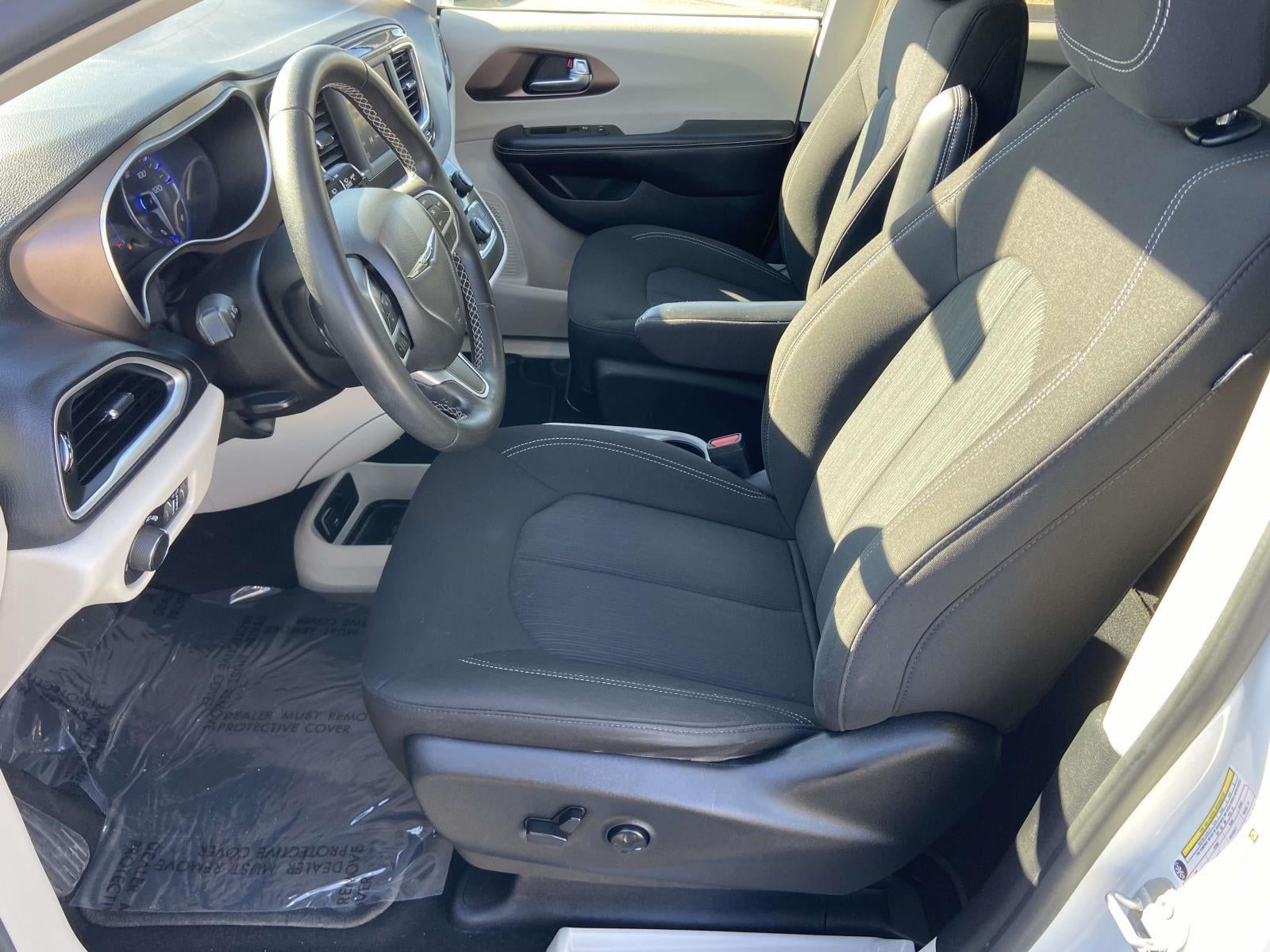 2022 Chrysler Voyager LX