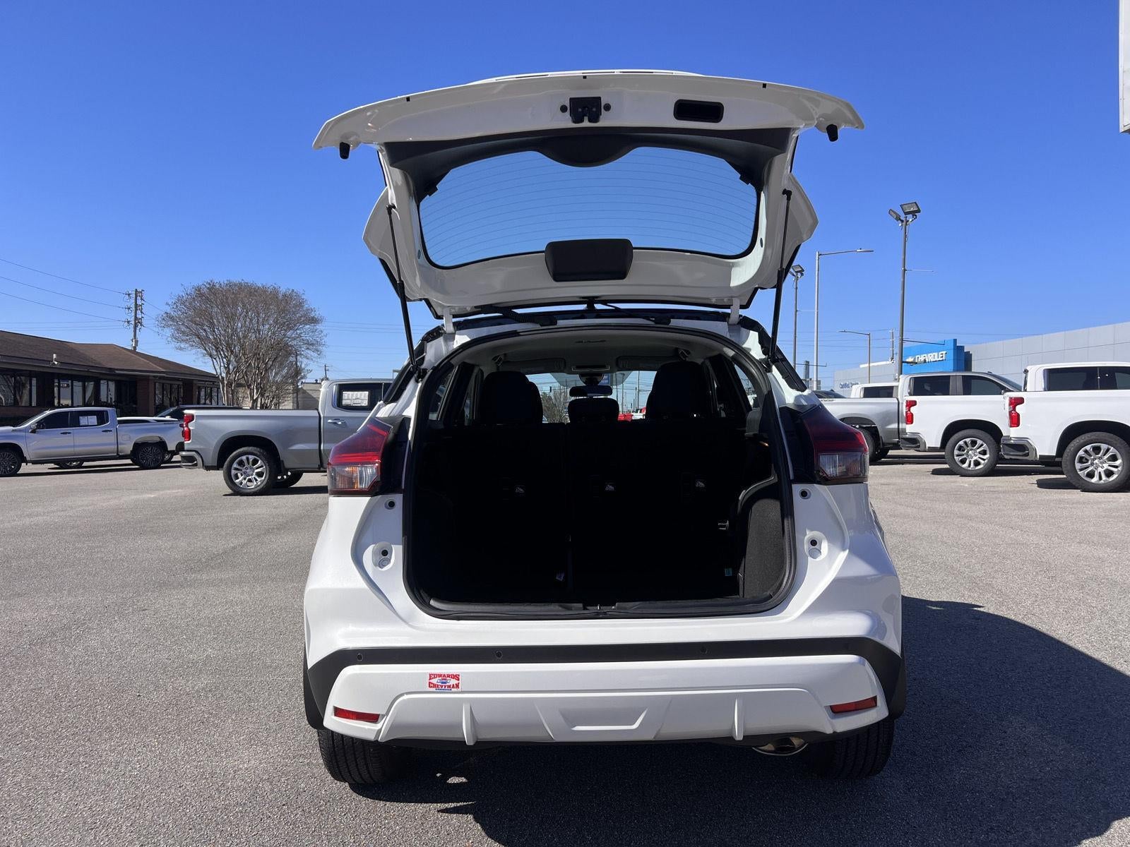 2023 Nissan Kicks SR