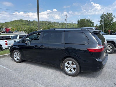 2017 Toyota Sienna LE Auto Access Seat
