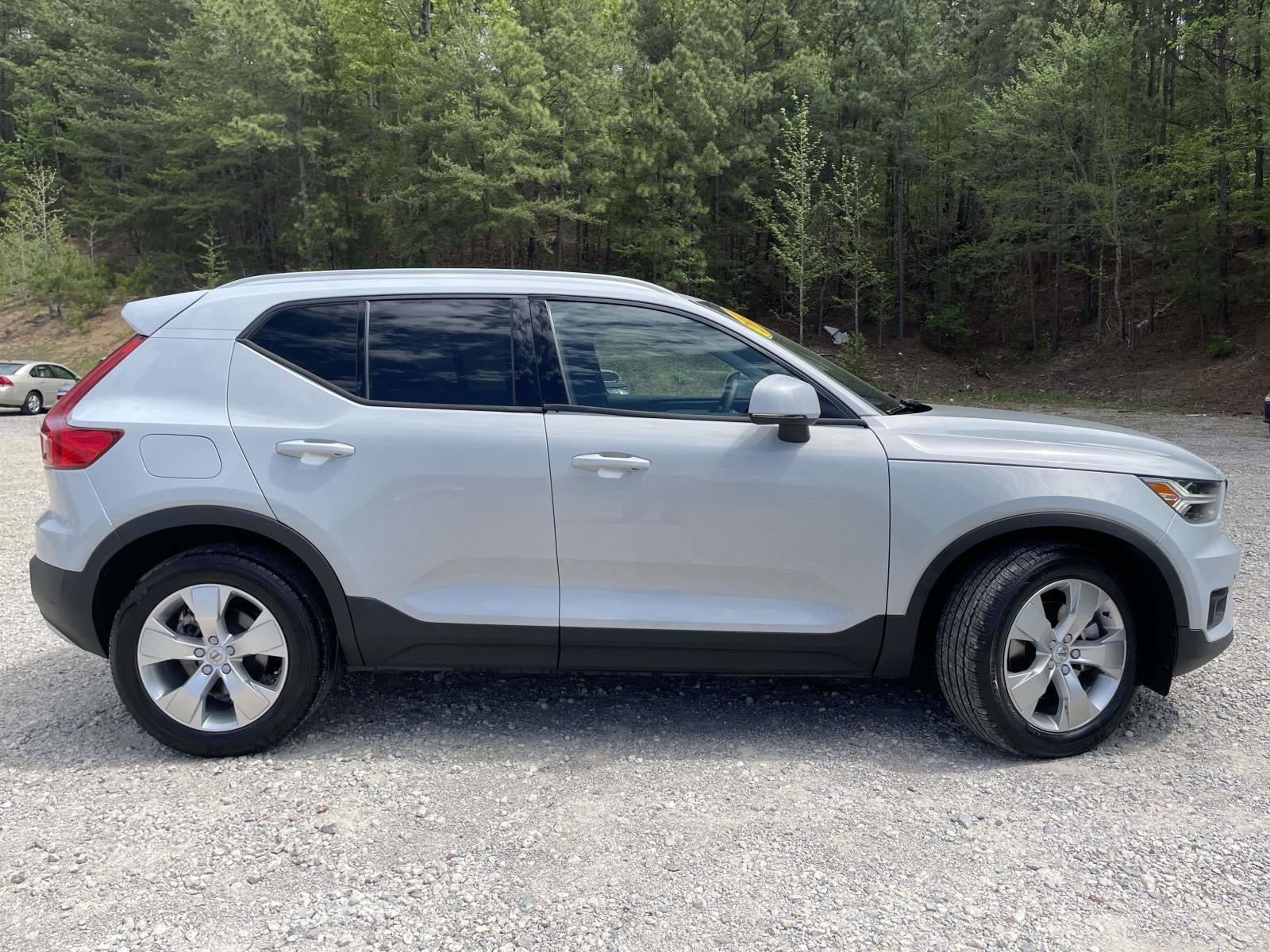 2022 Volvo XC40 Momentum