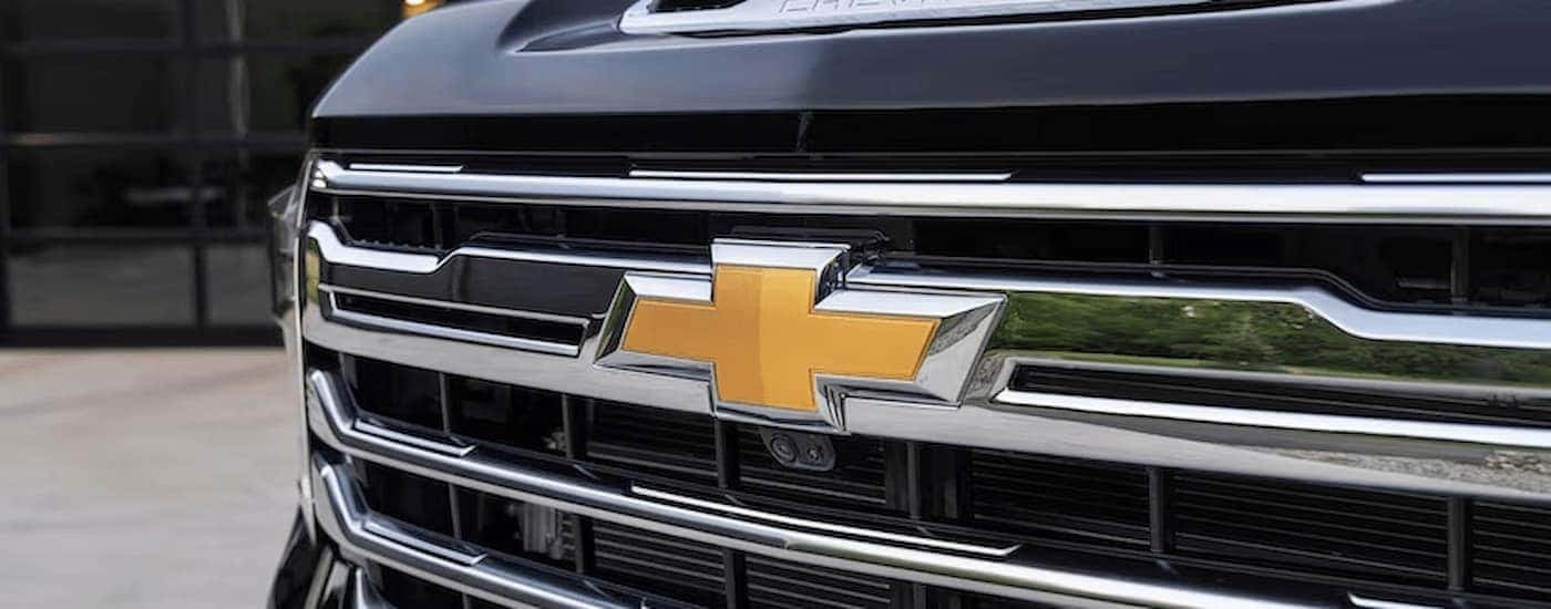 Chrome grille and hood bowtie on a silver 2026 Chevy Silverado 1500